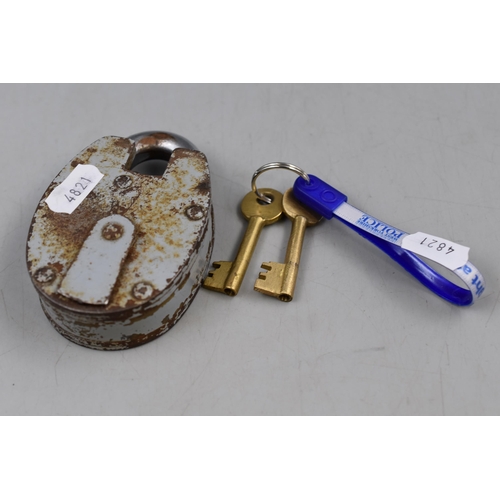 371 - Good Solid Vintage Padlock with Two Brass keys fully functional 4