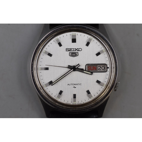 66 - Vintage Seiko 5 Automatic Water resistant Day Date Watch Ticking away nicely