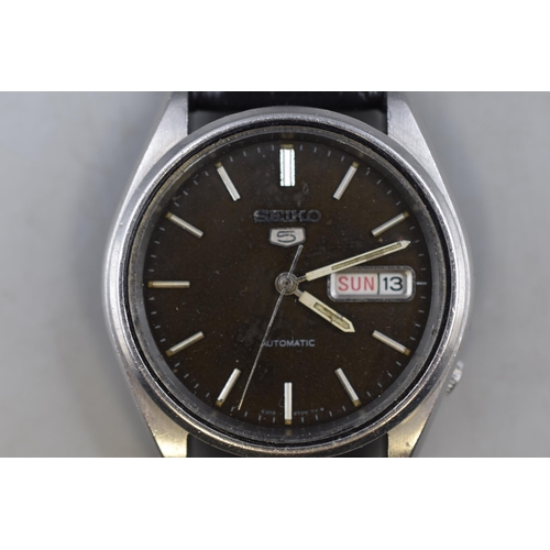 90 - Seiko 5 Automatic Day / Date Gents Watch with Leather Strap (Working)