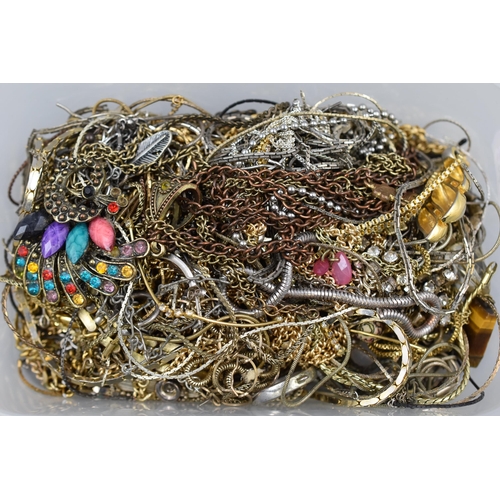 111 - Mixed Lot of Unsorted Broken Jewellery