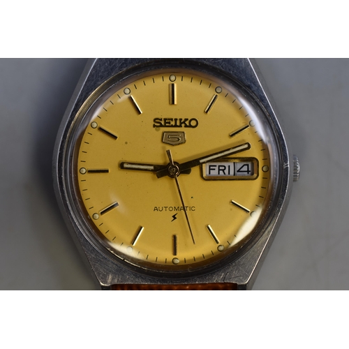 75 - Seiko 5 Automatic Day / Date Gents Watch with Leather Strap (Working)