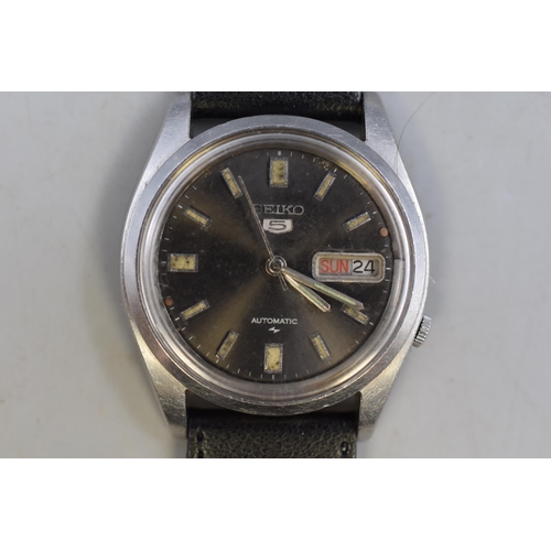 77 - Seiko 5 Automatic Day / Date Gents Watch with Leather Strap (Working)