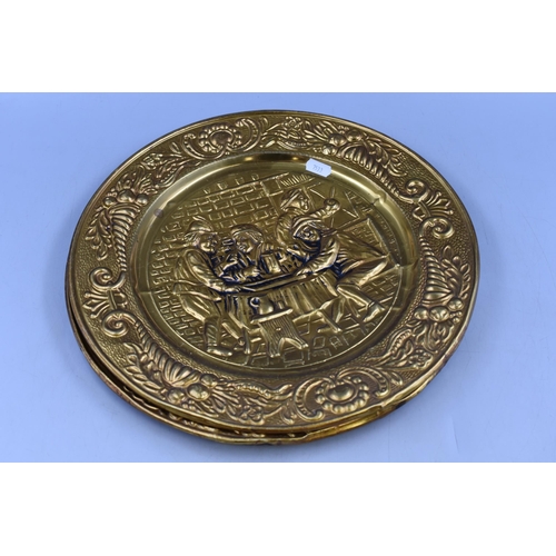 711 - A Pair of Brass Wall Hanging Circular Plaques, Depicting Men At Taverns. Both Approx 14.5