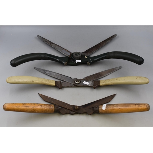 730 - 3 pairs of hedge shears