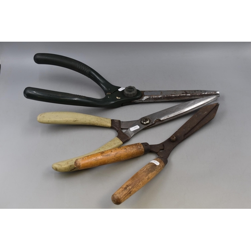 730 - 3 pairs of hedge shears