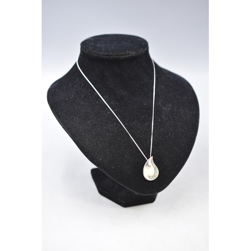 59 - Silver 925 and Mother of Pearl Pendant Necklace