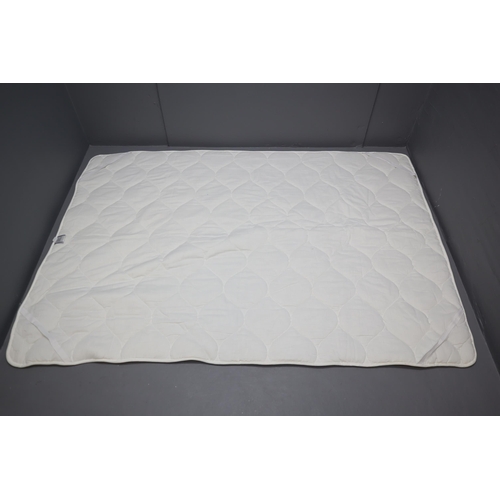 747 - Single duvet 200cm x 135cm in good clean condition with carry case