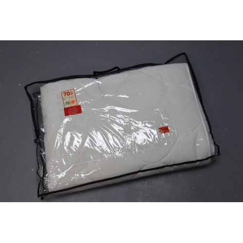 747 - Single duvet 200cm x 135cm in good clean condition with carry case