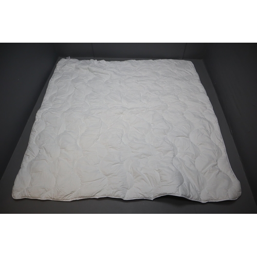 811 - Bedeck double duvet 200cm X 200cm, in very good clean condition