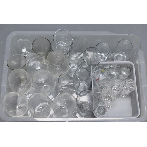 813 - Large quantity of drinking glasses