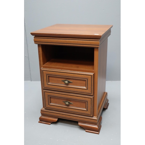 609 - Two light wood 2 drawer bedside cabinets measuring 26