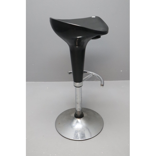 633 - Black plastic and chrome adjustable bar/kitchen stool 32