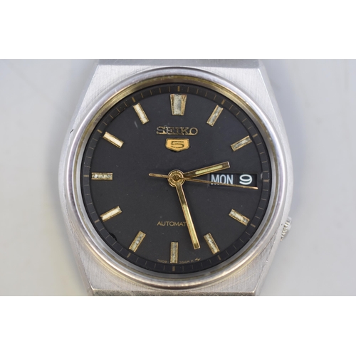 52 - A Seiko 5 Automatic Watch With Leather Strap, Working