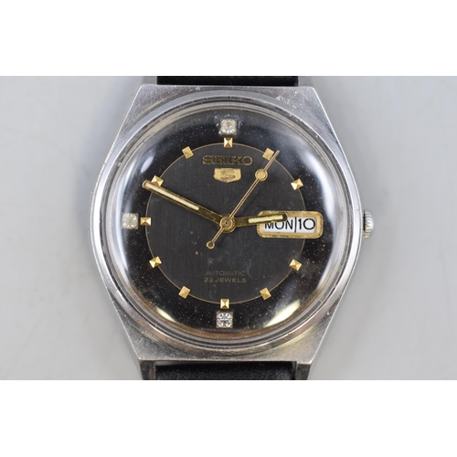 59 - A Seiko 5 Automatic 23 Jewels Gents Watch With Leather Strap. Working