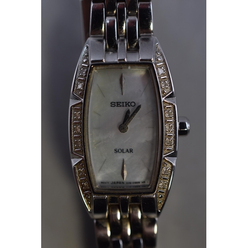 70 - A Seiko Ladies Quartz Mother of Pearl Faced Watch, Working