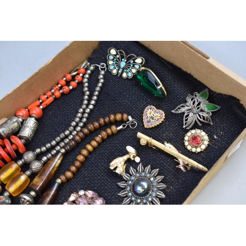 72 - Selection of Vintage Jewellery Including Silver, Brooches, Necklaces and Comb