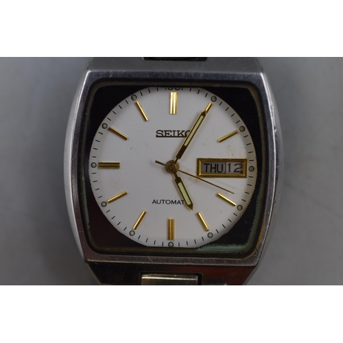 74 - A Seiko Automatic 17 Jewels Gents Watch With Stainless Steel Strap. Working