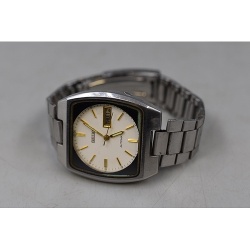 74 - A Seiko Automatic 17 Jewels Gents Watch With Stainless Steel Strap. Working