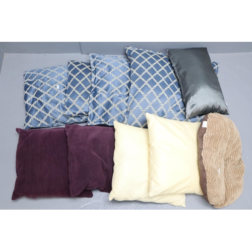 943 - 10 various cushions