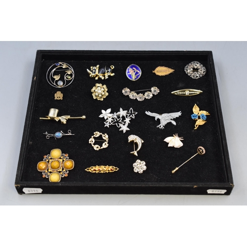 92 - Selection of Both Vintage and Modern Brooches