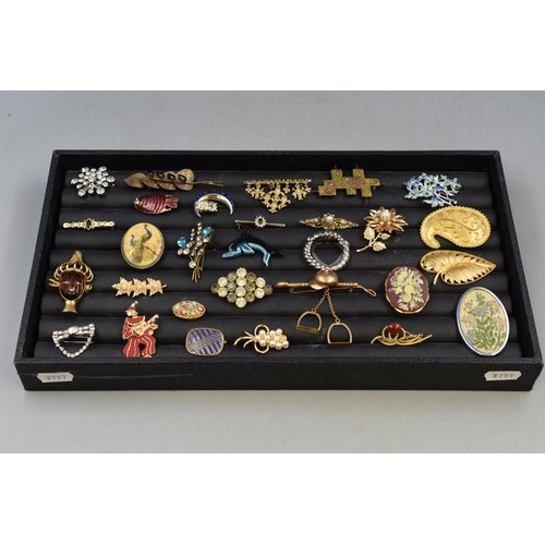 121 - Selection of Both Vintage and Modern Brooches