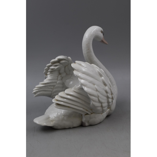 299 - Vintage Large Lladro Swan with Wings Spread Retired Daisa