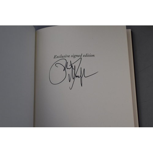 539 - A Selection of Five Signed Novels To Include Jessie Burton 'The Confession', Stephanie Meyer 'Twilig... 