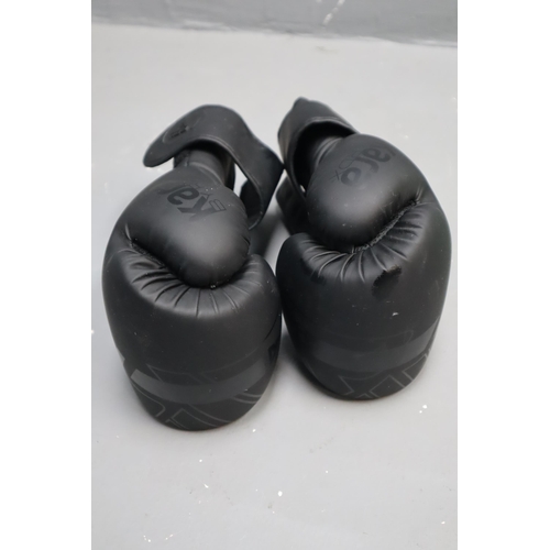 582 - Pair of Lonsdale Boxing Shoes (Size 6) and Black Loma Tech Boxing Gloves