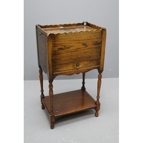 712 - Mid 19th century oak sewing box with two sliding top panels and one drawer, measures 30