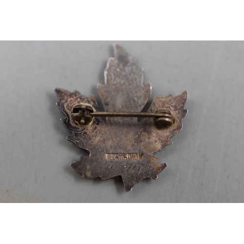 52 - Vintage Sterling Silver Enamelled Maple Leaf Brooch (2.5cm)