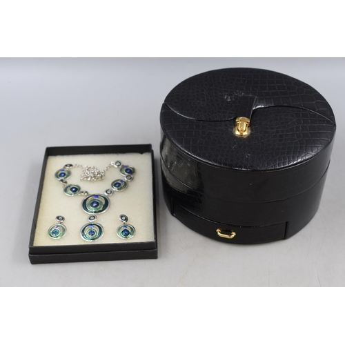 140 - Stylish Disc Necklace and Ear Ring Set, Blue and Green Colour To The Discs With Presentation Box, Al... 