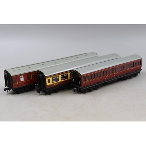 186 - Collection Of Three Hornby Dublo, Meccano Model Railway Carriages, Suburban Coach ( Model No 4022 ) ... 