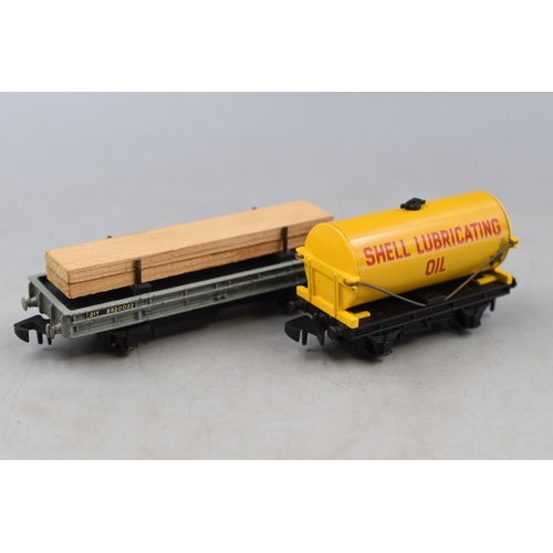 190 - Collection of Three Hornby Dublo Model Railway Goods Wagons Depicting 'Shell Lubricating Oil, Double... 