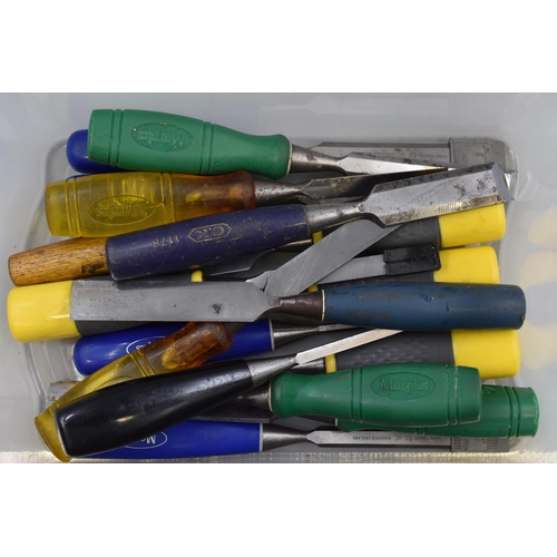 757 - Box containing 17 wood chisels all in good condition