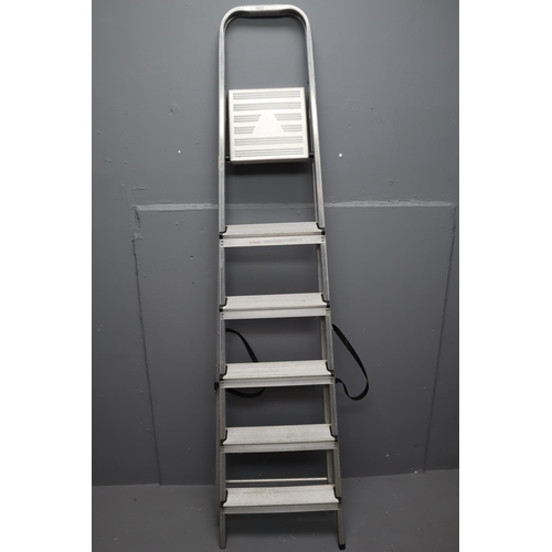 698 - Aluminium step ladder 69