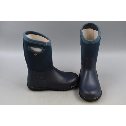 764 - A Pair of Bogs Kids York Solid Waterproof Boots, Size 2. In Navy