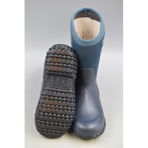 764 - A Pair of Bogs Kids York Solid Waterproof Boots, Size 2. In Navy