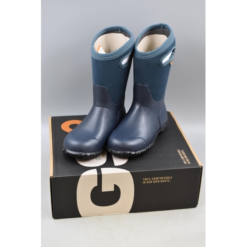 764 - A Pair of Bogs Kids York Solid Waterproof Boots, Size 2. In Navy