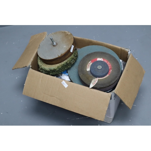 721 - Selection of grinding wheel accessories to iclude flexi drive adaptor, grinding wheels, polishing wh... 