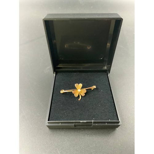 41A - Vintage 9ct Gold Clover and Seed Pearl Broach Complete with Presentation Box 