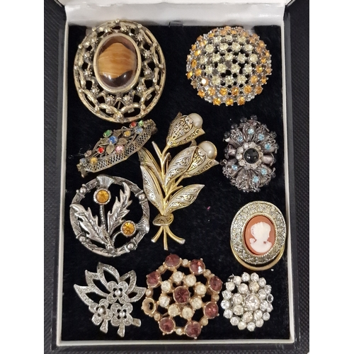 80B - Selection of Vintage Brooches 10 in total.