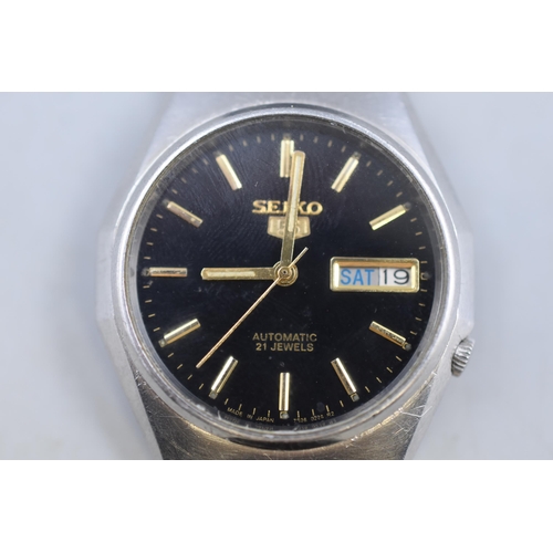 87 - Seiko 5 Automatic Day / Date 21 Jewels Gents Watch with Leather Strap (Working)