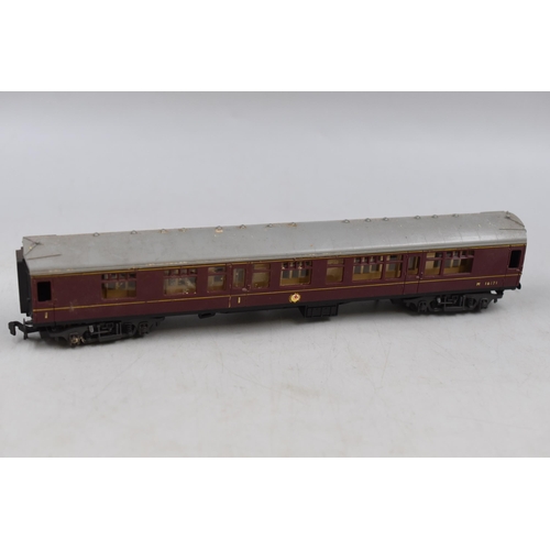 236 - Set of Three Model Railway 'British Railway' Carriages by T.T.R, in Maroon, all Marked M 16171, OO G... 