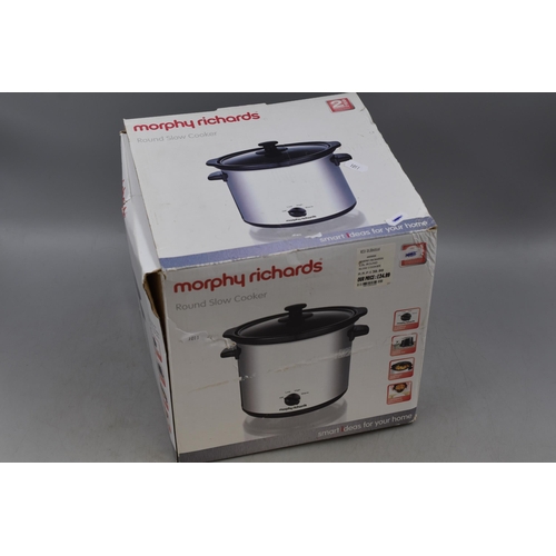 553 - A Boxed Morphy Richards Round Slow Cooker, Powers on When Tested