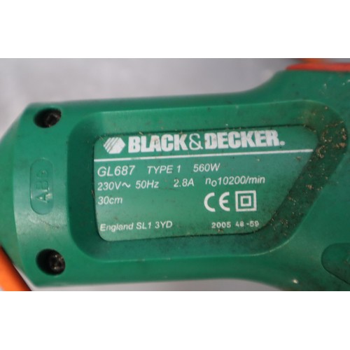 674 - Black and Decker strimmer GL687 working when tested plus Black and Decker strimmer GL545, has power ... 