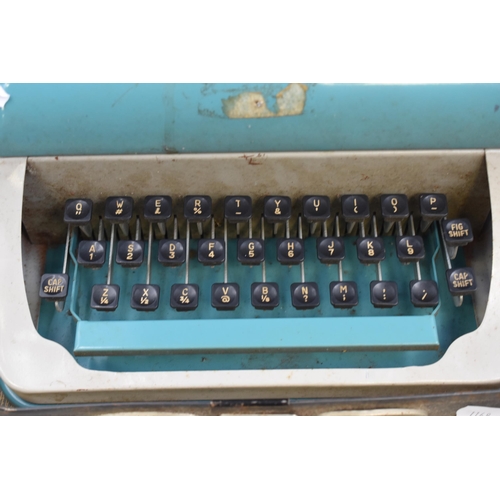 750 - Vintage Lilliput 1960's Children's Typewriter in Case