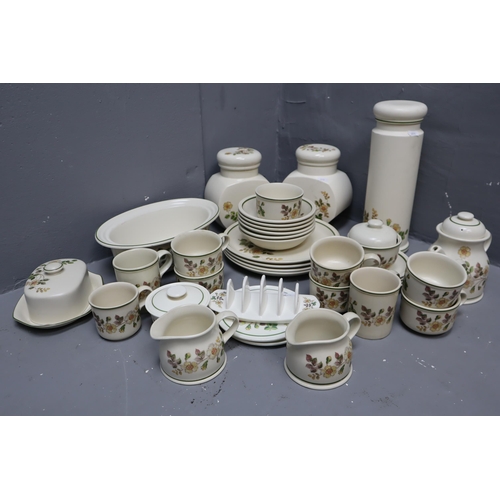 415 - Large Selection of 39 Pieces of Dinnerware items 