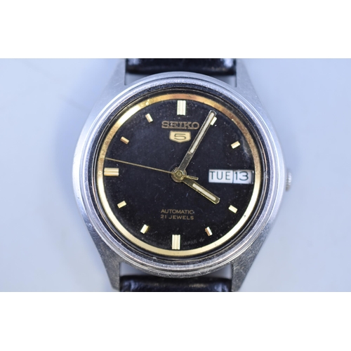 86 - A Seiko 5 Automatic 21 Jewels Watch, With Leather Strap. Working