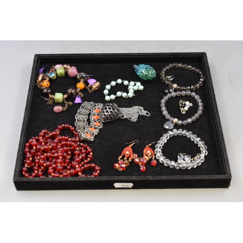 151 - Mixed lot of glass jewellery to include bracelets, pendants, necklass and ear rings