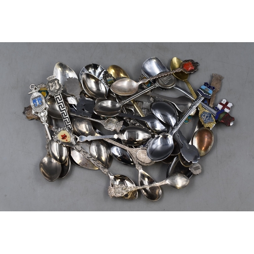 527 - A Selection of Approx 35 Collectable Teaspoons